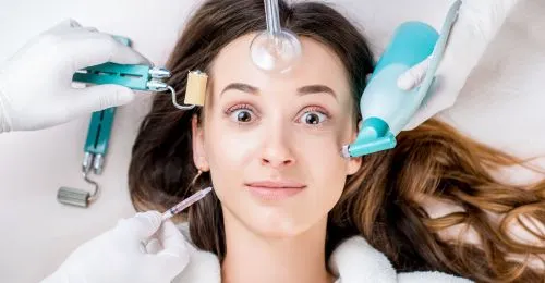Paciente rodeada de diversas herramientas de medicina estética avanzada para tratamientos faciales en Clínica La Parva.