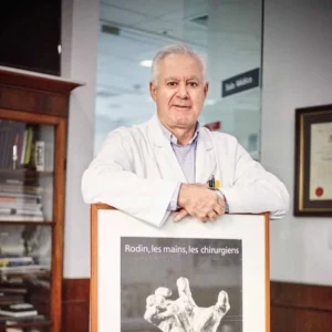 Retrato profesional del Dr. Pedro Vidal, cirujano plástico y director de Clínica La Parva.