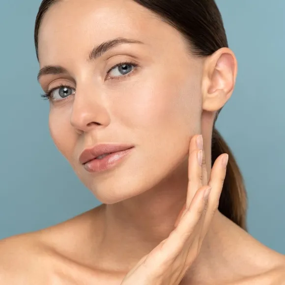 Rostro de mujer recibiendo un tratamiento de rejuvenecimiento facial en Clínica La Parva.
