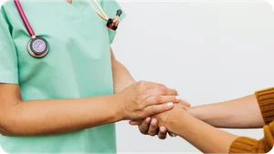 Equipo médico de Clínica La Parva brindando acompañamiento personalizado y asesoría durante el postoperatorio de una rinoseptoplastía.