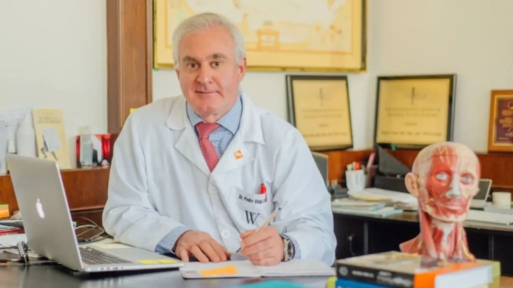 El Dr. Pedro Vidal en una fotografía de perfil profesional para la sección médica de Clínica La Parva.