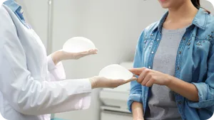 Cirugía de recambio de implantes mamarios para actualización o corrección en Clínica La Parva.